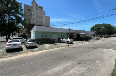 Prédio comercial de 421 m² com 8 lojas e 20 vagas - estreito, em florianópolis.