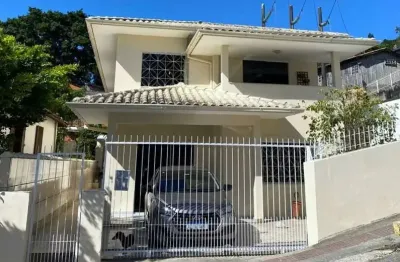 Semi mobiliada, com 6 quartos, sacada e 1 vaga no centro - á venda em florianópolis