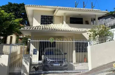 Semi mobiliada, com 6 quartos, sacada e 1 vaga no centro - á venda em florianópolis