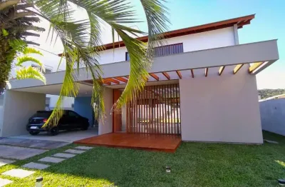 Condomínio fechado, com 4 suítes, área gourmet com churrasqueira e 2 vagas na cachoeira do bom jesus - á venda em florianópolis