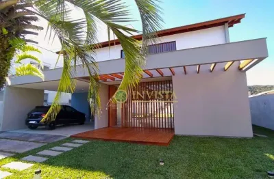 Condomínio fechado, com 4 suítes, área gourmet com churrasqueira e 2 vagas na cachoeira do bom jesus - á venda em florianópolis