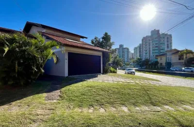 À venda | 540 m², 2 pavimentos, churrasqueira, edícula e 3 quartos - próxima à ufsc em florianópolis.