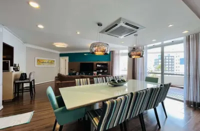 5 quartos, mobiliado, sacada, 2 vagas e localização privilegiada à venda próximo ao colégio catarinense no centro de florianópolis.