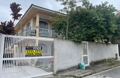 6 quartos sendo 2 suítes, amplo quintal e 2 vagas em capoeiras - á venda em florianópolis