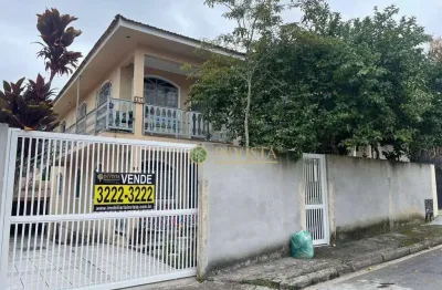 6 quartos sendo 2 suítes, amplo quintal e 2 vagas em capoeiras - á venda em florianópolis