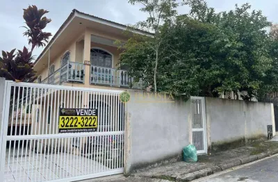 6 quartos sendo 2 suítes, amplo quintal e 2 vagas em capoeiras - á venda em florianópolis