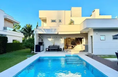 À venda | 330 m², Piscina Privativa, Lareira, 3 quartos e 4 vagas - Jurerê Internacional, Florianópolis.