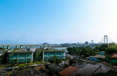 Prédio comercial/residencial com rentabilidade mensal e vista para o mar à venda no centro de florianópolis.