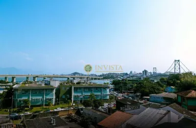 Prédio comercial/residencial com rentabilidade mensal e vista para o mar à venda no centro de florianópolis.