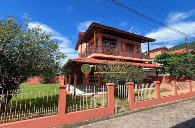 À venda | 220 m², 3 quartos (1 suíte) e 4 vagas - Praia da Armação, em Florianópolis.
