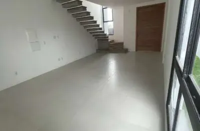 Área externa com churrasqueira, 3 quartos e 1 vaga à venda no carianos próximo ao estádio do avaí.