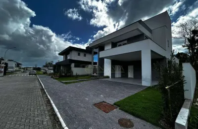 Casa com 3 suítes à venda em Florianópolis/SC, Condomínio Fechado Villa Ratones e 4 vagas.