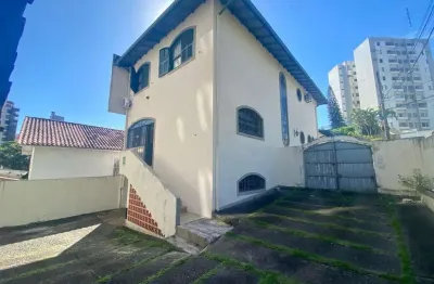 Próximo ao beiramar shopping, 2 pavimentos e 4 quartos - à venda.