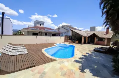 Semi mobiliada, 4 quartos sendo 2 suítes e área de lazer completa no joão paulo - à venda em florianópolis