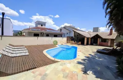 Semi mobiliada, 4 quartos sendo 2 suítes e área de lazer completa no joão paulo - à venda em florianópolis