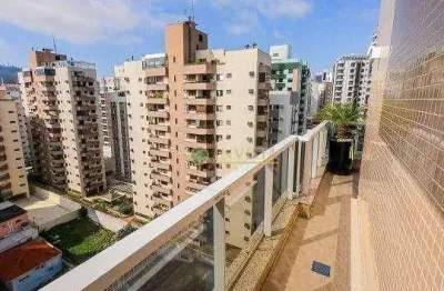 Duplex com vista parcial mar, terraço com churrasqueira, 2 suítes e 2 vagas à venda no Centro de Florianópolis.