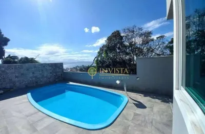 Terraço com vista mar, piscina e espaço gourmet, 4 suítes e 6 vagas para locação no Centro de Florianópolis.
