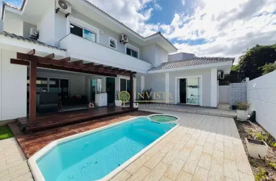 Em condomínio fechado com espaço gourmet, área de piscina, 4 quartos e 2 vagas à venda na vargem pequena.