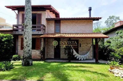 Área externa com piscina, lareira e 3 quartos à venda na praia do campeche.