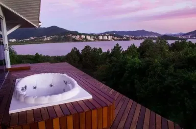 Alto padrão, hidromassagem com vista permanente para o mar, 7 quartos, piscina com deck e 4 vagas - à venda em cacupé.