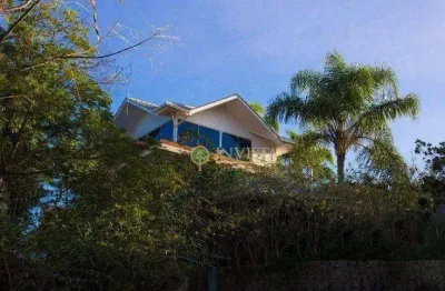 Alto padrão, hidromassagem com vista permanente para o Mar, 7 quartos, piscina com deck e 4 vagas - À venda em Cacupé.