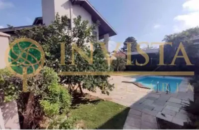 Casa com piscina, churrasqueira, 3 suítes e hidromassagem à venda na lagoa da conceição.