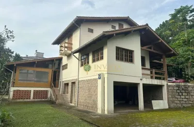 Casa com caseiro, amplo quintal e espaço de festa com churrasqueira à venda em santo antônio de lisboa.
