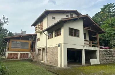 Casa com caseiro, amplo quintal e espaço de festa com churrasqueira à venda em Santo Antônio de Lisboa.