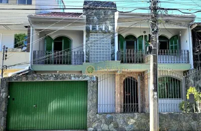 À venda | 180 m², 4 quartos, sendo 1 suíte, amplo quintal e 2 vagas - balneário do estreito, em florianópolis.