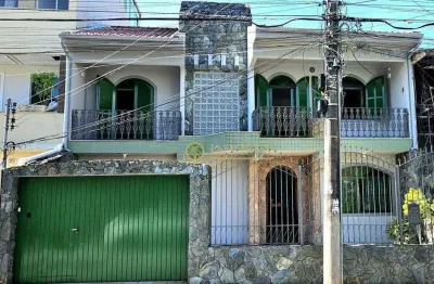 À venda | 180 m², 4 quartos, sendo 1 suíte, amplo quintal e 2 vagas - Balneário do Estreito, em Florianópolis.