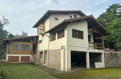 Exclusivo - casa com caseiro, amplo quintal e espaço de festa com churrasqueira para locação em santo antônio de lisboa.