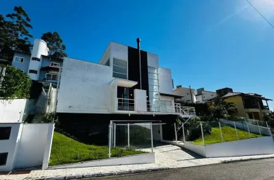 Alto padrão com 2 pavimentos em condomínio fechado, 3 suítes, espaço gourmet, lareira e hidromassagem à venda na Trindade.