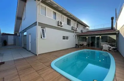 Espaço gourmet com acesso a piscina privativa, 5 quartos e 2 vagas à venda em coqueiros.