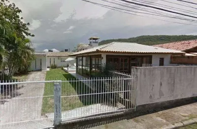 Área de churrasqueira com piscina, 2 quartos e 2 vagas à venda no Campeche.