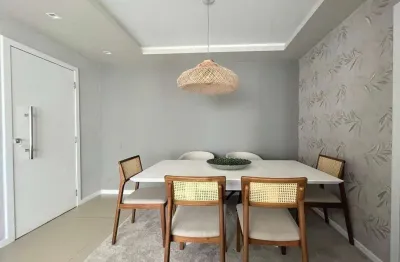 Á Venda - Mobiliado e Reformado, 3 quartos e 1 vaga  de garagem - Centro de Florianópolis