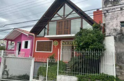 Casa com 3 quartos, terraço privativo com churrasqueira e 3 vagas para locação próximo ao beiramar shopping.