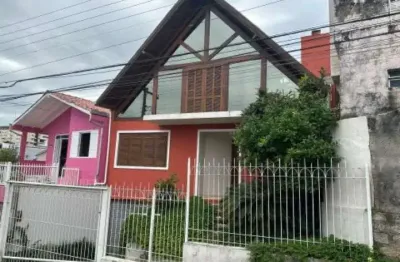 Casa com 3 quartos, terraço privativo com churrasqueira e 3 vagas para locação próximo ao beiramar shopping.