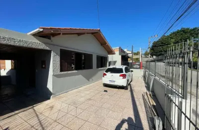À venda | 230 m² construídos, 2 quartos, edícula e 3 vagas de garagem - estreito, em florianópolis.