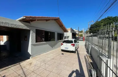 À venda | 230 m² construídos, 2 quartos, edícula e 3 vagas de garagem - estreito, em florianópolis.