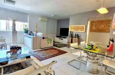 Reformado, andar alto, 3 quartos e 1 vaga de garagem à venda no centro de florianópolis.