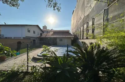 Viabilidade comercial e residencial, área externa com churrasqueira e piscina e 4 quartos à venda em biguaçu próximo ao colégio educar.
