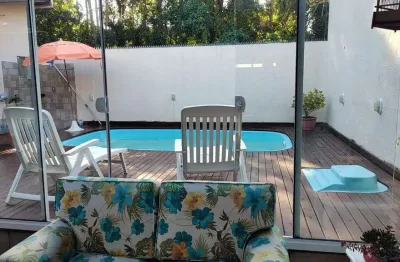 Deck com piscina, churrasqueira e 3 quartos à venda no ribeirão da ilha.