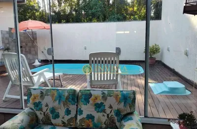 À venda em Florianópolis! Deck com piscina, churrasqueira e 3 quartos - Bairro Ribeirão da Ilha.