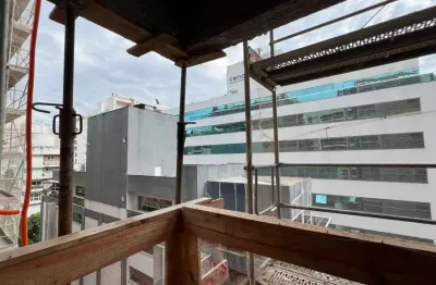 Novo com 3 suítes, sacada com churrasqueira e 2 vagas de garagem - À venda no Centro de Florianópolis/SC!