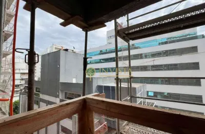 Novo com 3 suítes, sacada com churrasqueira e 2 vagas de garagem - À venda no Centro de Florianópolis/SC!