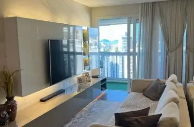 Semi mobiliado com vista parcial mar e 2 quartos à venda no Centro de Florianópolis.