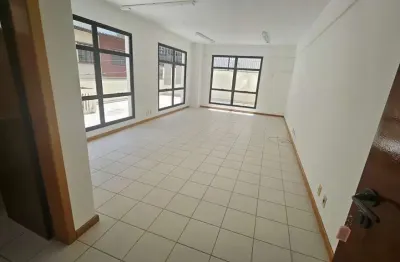 Sala comercial com 1 vaga à venda no centro de florianópolis.