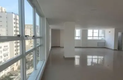 Conjunto de sala comercial com 3 vagas à venda no centro de florianópolis.