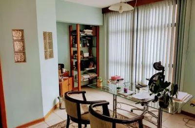 Sala comercial com 57m² e 1 vaga à venda no centro de florianópolis.