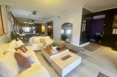 Semi mobiliado e reformado com 4 quartos, 4 vagas e sacada à venda no centro próximo ao beiramar shopping.